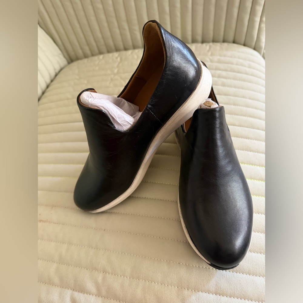 SoftWalk Deva Black Leather Slip-on loafers.
NWOT